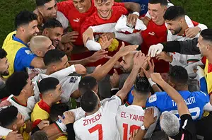 Elenco marroquino celebra classificação às oitavas de final como líder do grupo(ANTONIN THUILLIER / AFP)