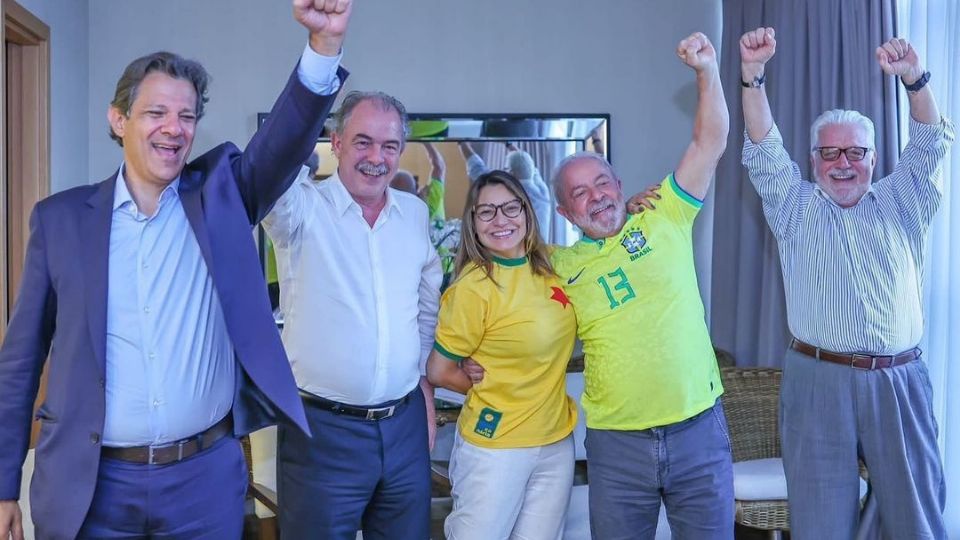 Fernando Haddad, Aloizio Mercadante, Janja, Lula e Jaques Wagner durante o jogo do Brasil