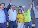 Fernando Haddad, Aloizio Mercadante, Janja, Lula e Jaques Wagner durante o jogo do Brasil