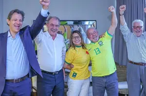 Fernando Haddad, Aloizio Mercadante, Janja, Lula e Jaques Wagner durante o jogo do Brasil(Ricardo Stuckert)
