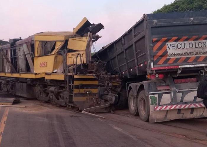 Vídeo: Maquinista morre após grave acidente entre caminhão e trem na BR-343 em Altos