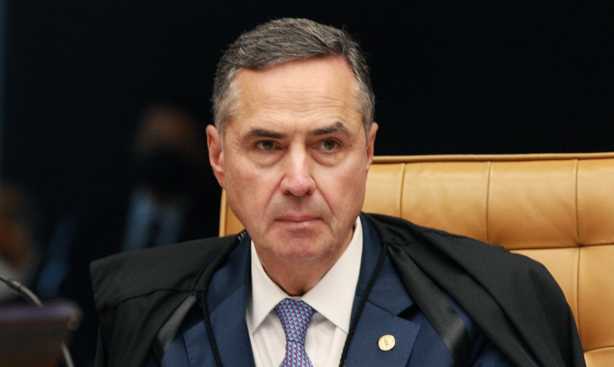 Barroso é internado para cirurgia de emergência e está na UTI