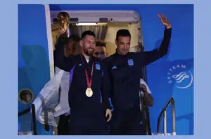 Messi com a Taça(Reuters)