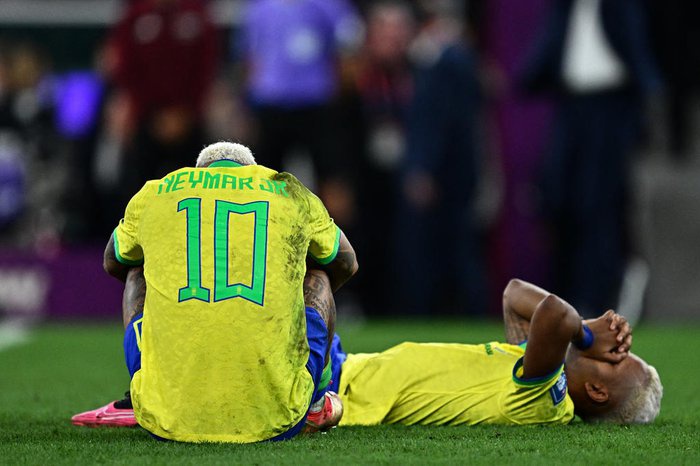 Neymar foi ao chão após a derrota ao lado de Rodrygo