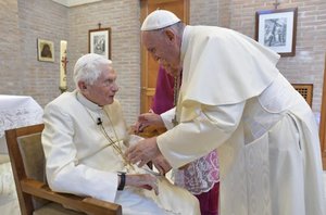 Papa Francisco e Bento XVI(Vatican Media)
