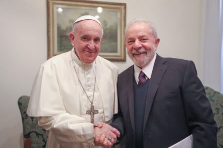 Papa Francisco diz que julgamento de Lula começou com fake news