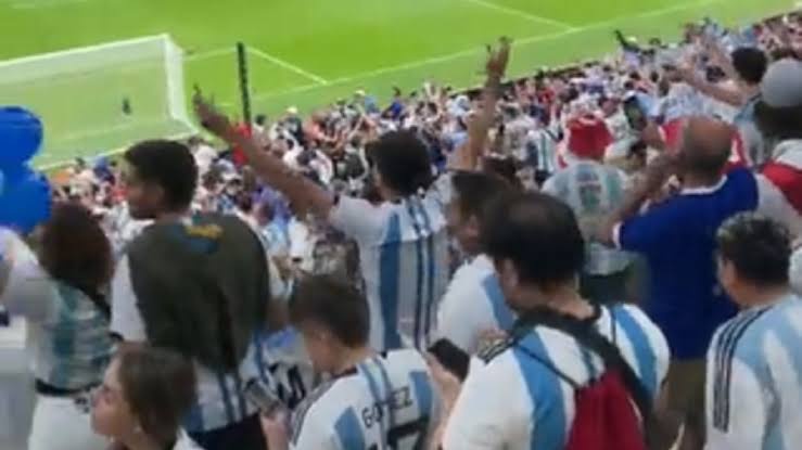 Torcedores da Argentina comemoram derrota do Brasil