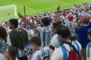 Torcedores da Argentina comemoram derrota do Brasil(Reprodução)