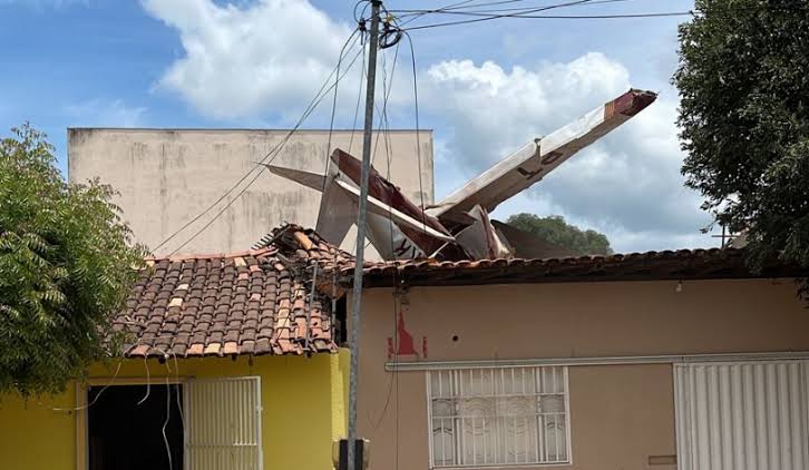 Vídeo: Avião cai sobre casas após decolar em Balsas, no Maranhão