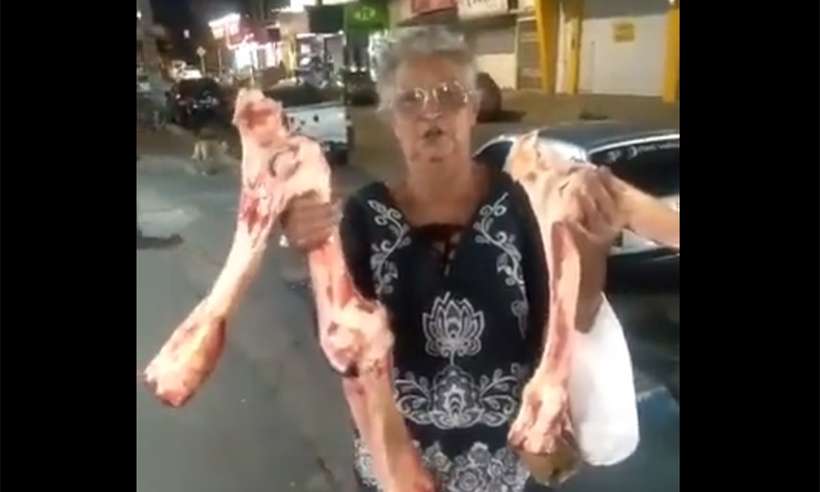 Vídeo- Idosa pega ossos em açougue e manda recado ao presidente: “Vai para o inferno, Bolsonaro!”