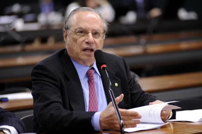 Aos 90 anos, Paulo Maluf é internado com Covid-19