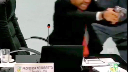 Vídeo: Vereador aponta arma para colega durante sessão na Câmara