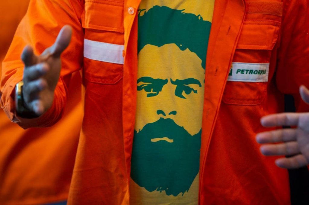 Apoiador do ex-presidente usou uma camiseta com o rosto de Lula no evento