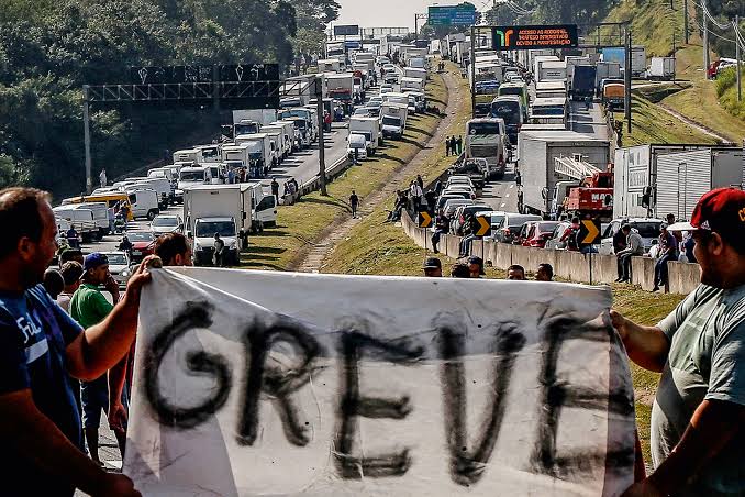 Após novo aumento nos combustíveis, líder de caminhoneiros diz que greve é "provável"