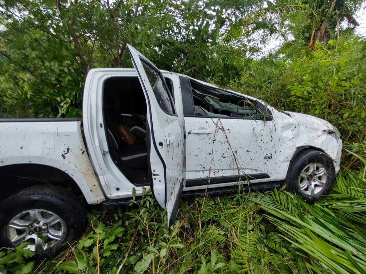 Carro com equipe de comunicação do Governo capota entre Regeneração e Angical