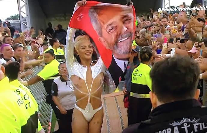 Pabllo Vittar levanta bandeira de Lula e grita 'Fora, Bolsonaro' em show no Lollapalooza