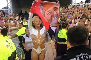 Pabllo Vittar levanta bandeira de Lula e grita "Fora, Bolsonaro" em show no Lollapalooza(Reprodução)