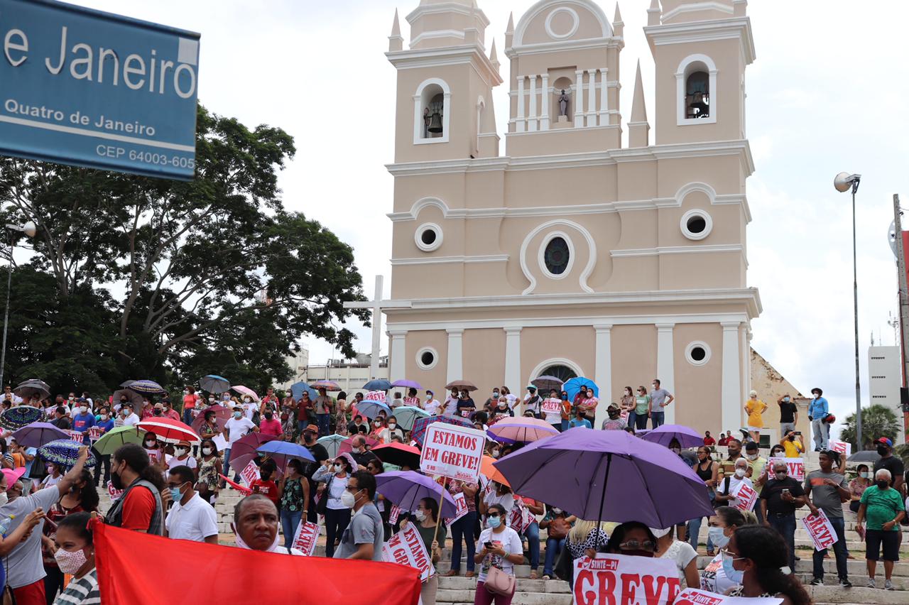 Professores protestam durantes posse de Regina Sousa