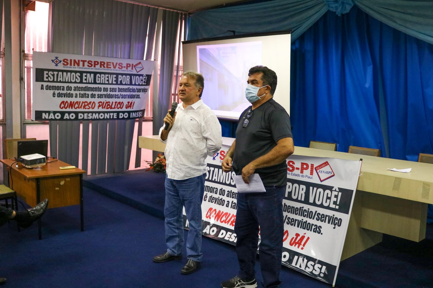 Deputado Merlong Solano visita sede do INSS em Teresina e denuncia precariedade nas condições de trabalho