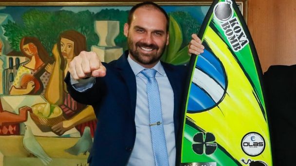 Eduardo Bolsonaro paga com emenda campeonato de surf na cidade de São Paulo, que não tem praia