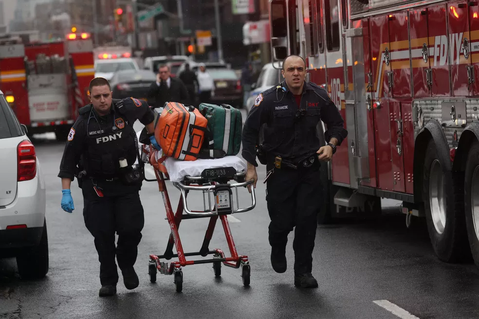 Metrô em Nova York é alvo de ataque; ao menos 13 ficam feridos