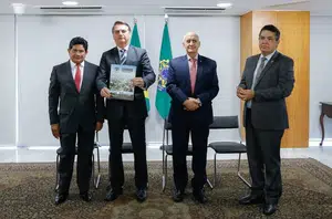 Os pastores Gilmar Santos (na ponta, à esquerda) e Arilton Moura (direita de Bolsonaro)(Divulgação)