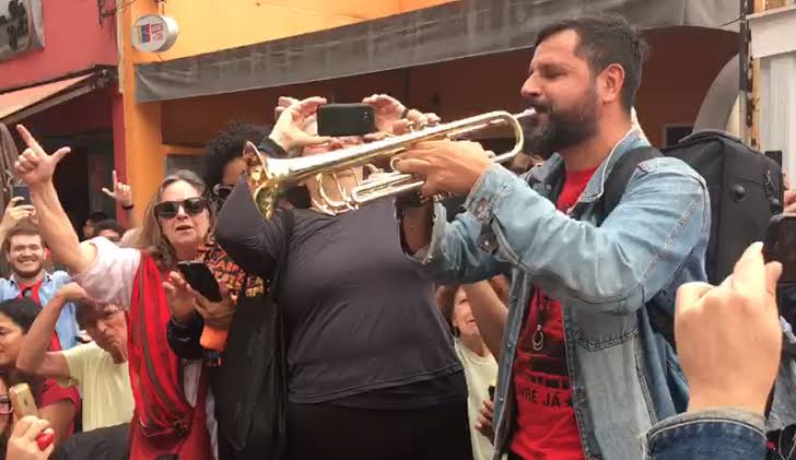 Vídeo: Em Brasília, trompetista Fabiano Leitão toca “a pipa do vovô não sobe mais” em protesto contra o Exército