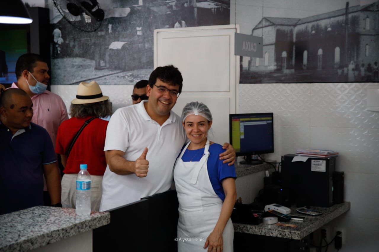 Rafael Fonteles visita mercados de Teresina e dialoga com população