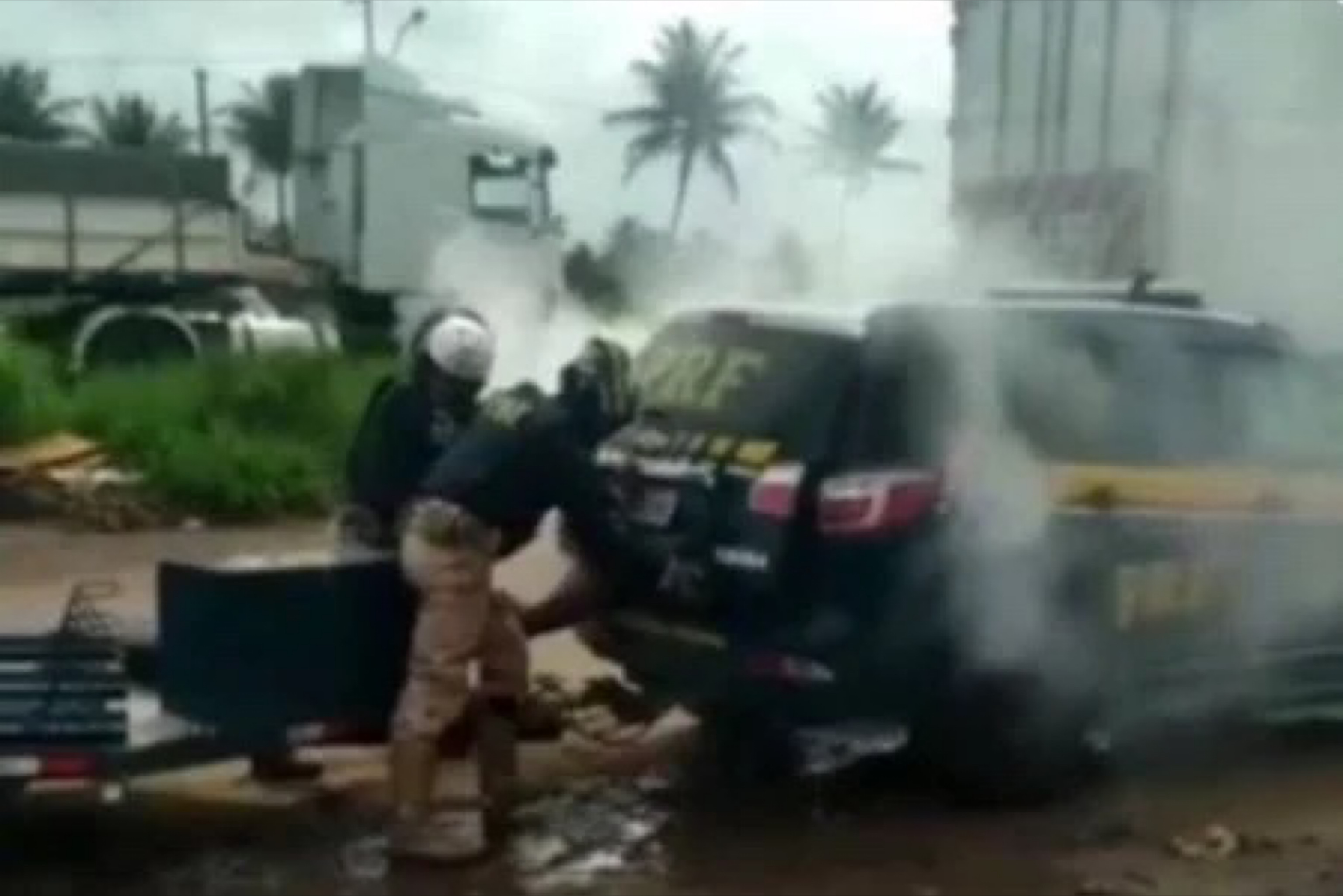 Policiais rodoviários federais matam homem em “câmara de gás” dentro de porta-malas de carro (VÍDEO)