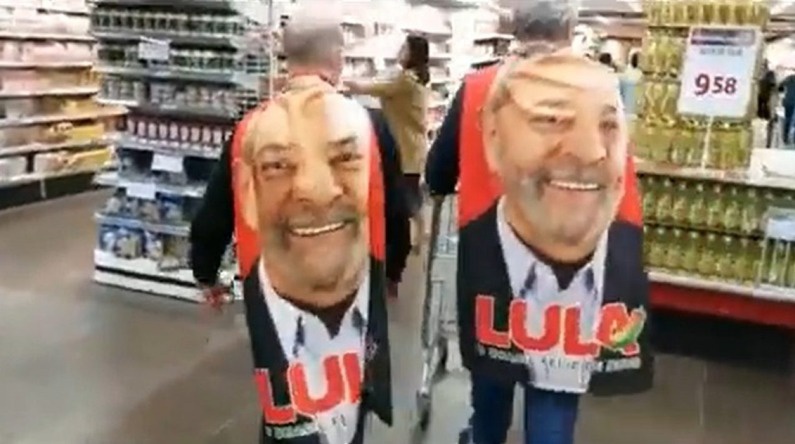 Apoiadores no supermercado