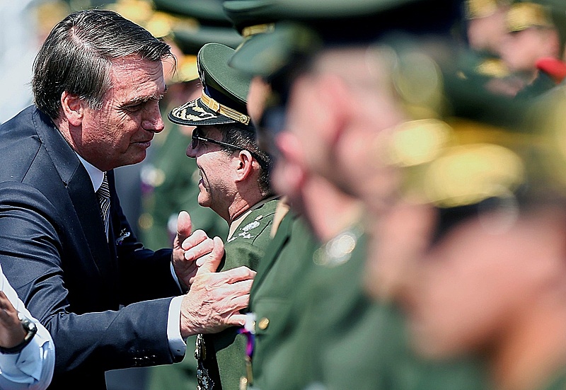 Bolsonaro cumprimenta militares