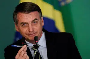 Bolsonaro e sua caneta contra a Educação(Reprodução)
