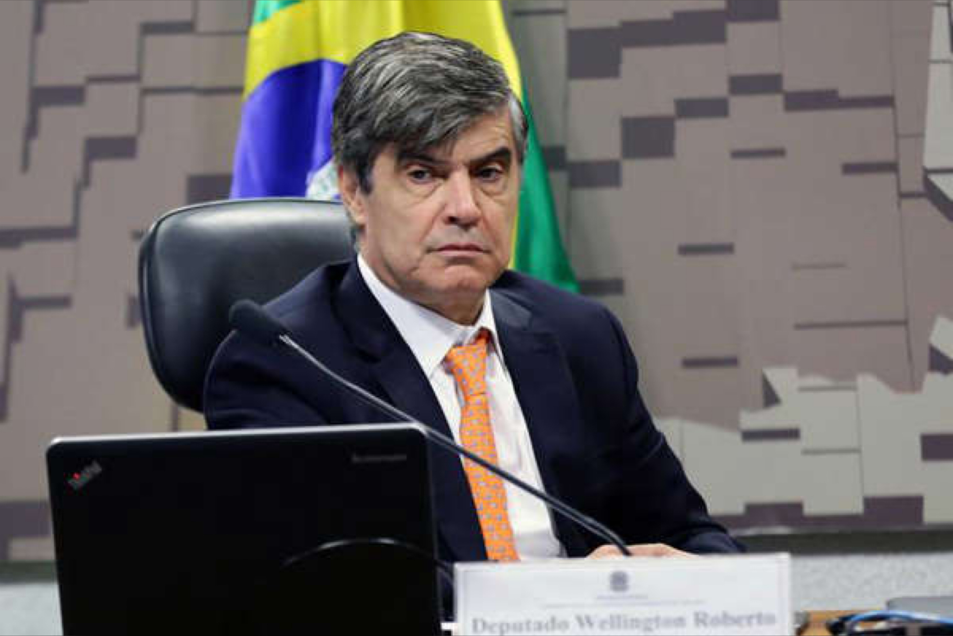 Ex-líder do PL gasta R$ 1,2 milhão em dinheiro vivo em duas gráficas de fachada