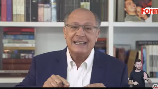 Alckmin aplaudido no lançamento da chapa: “Até o fim da missão estaremos juntos, presidente Lula"