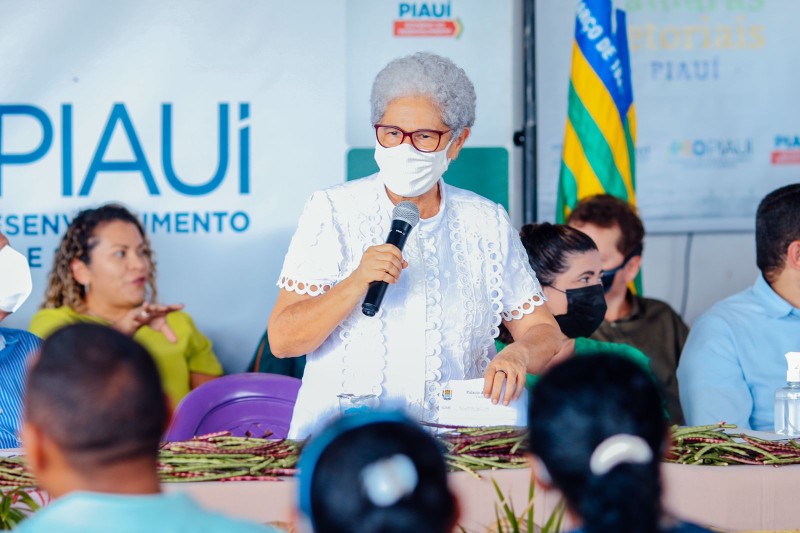 Governadora Regina Sousa autoriza convocação de 176 professores para Uespi