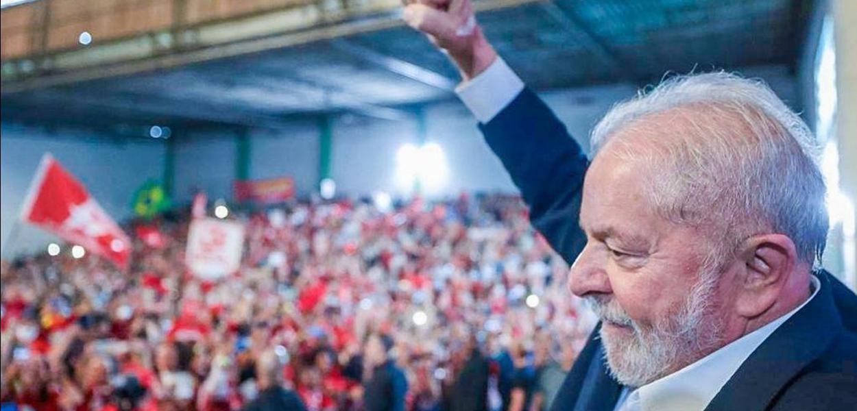 Eleições 2022: Lula mantém vantagem de 8 pontos sobre Bolsonaro, diz PoderData