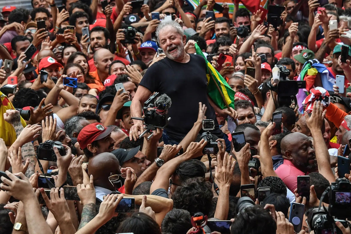 Multidão de apoiadores do Lula