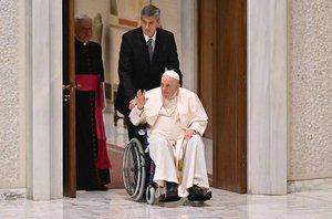 Papa Francisco rompeu ligamento no joelho(Alberto PIZZOLI / AFP)
