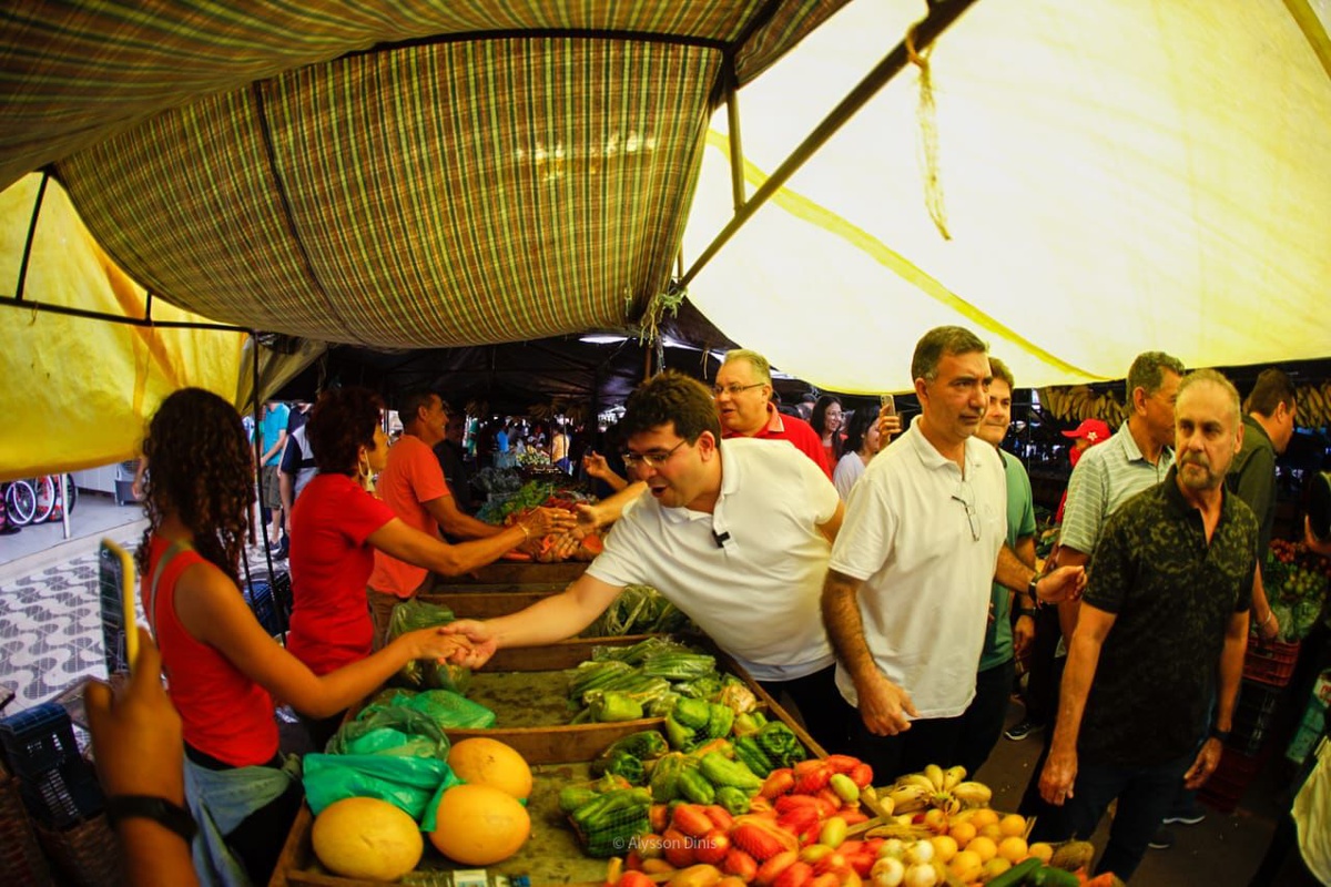 Rafael Fonteles no mercado público em Picos