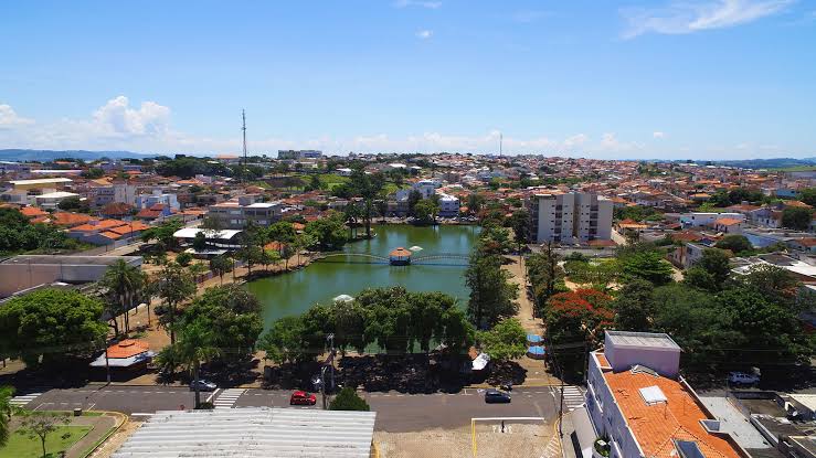 Criança autista fica 12 dias sozinha em casa com mãe morta em MG