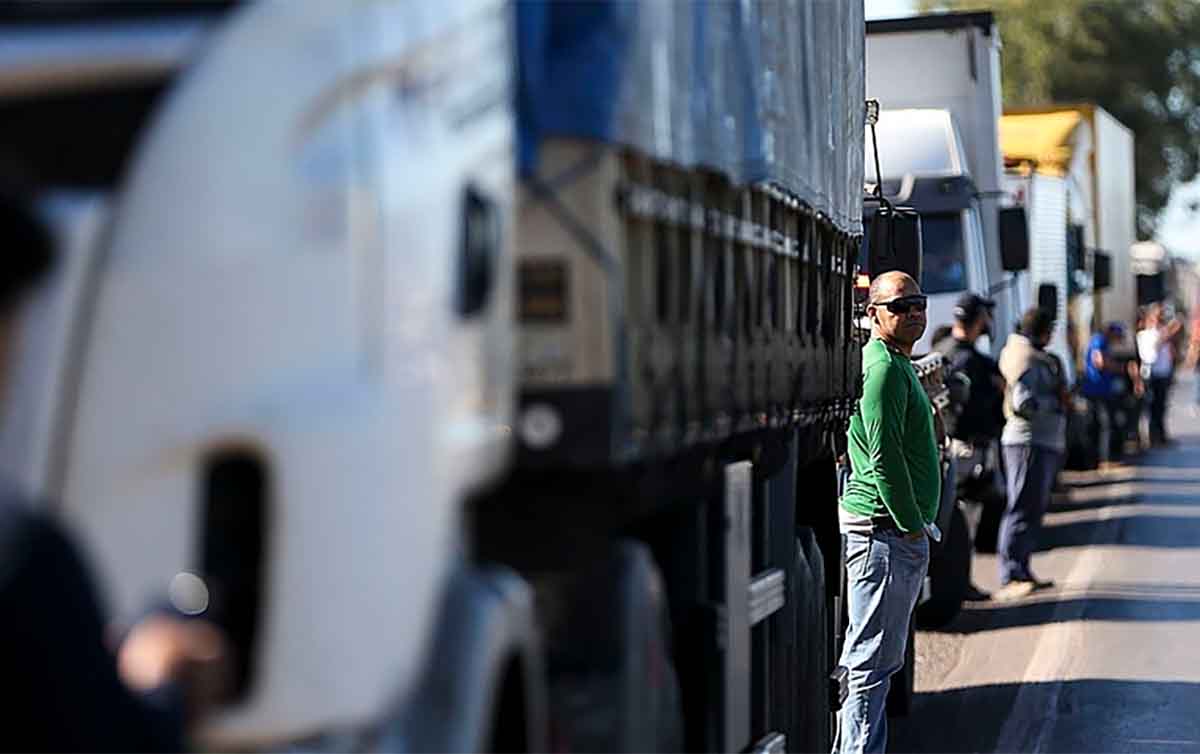 Bolsonaro tenta tirar dinheiro da Ciência para renovar frota de caminhões; entidades reagem