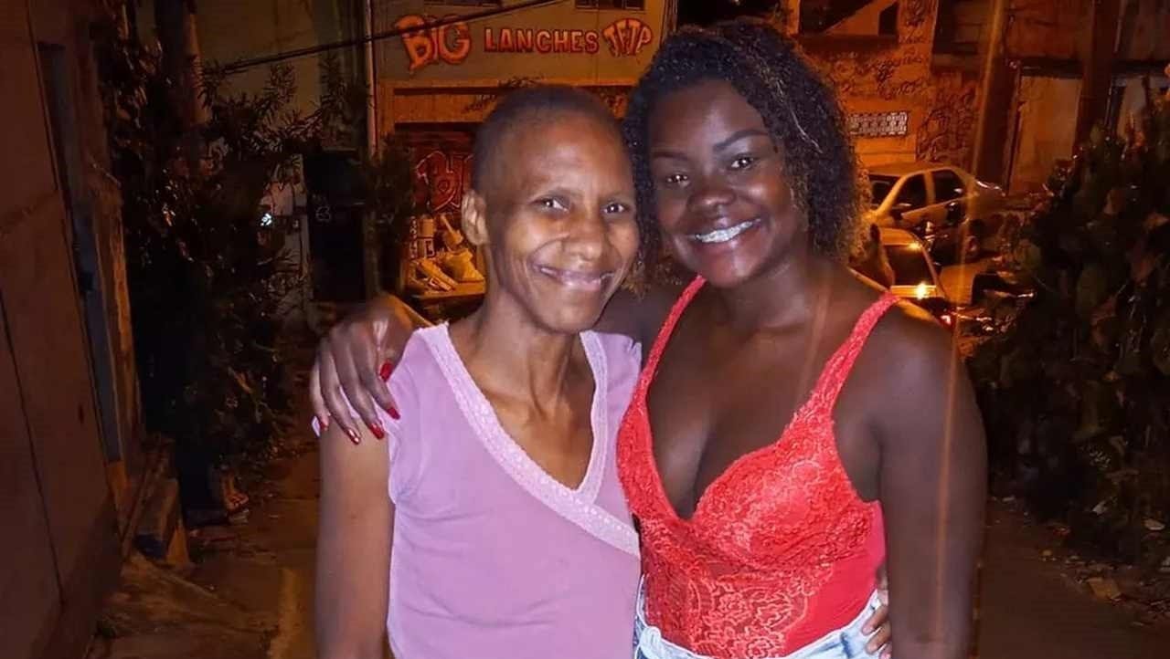 Dona da casa que viralizou com “Deise do Tombo” morre de câncer