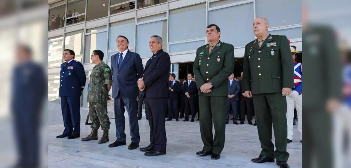 Bolsonaro, ao lado de Braga Netto e comandantes militares