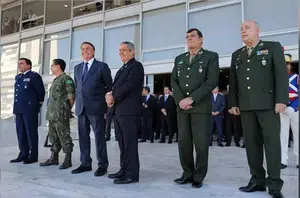Bolsonaro, ao lado de Braga Netto e comandantes militares(Marcos Corrêa)