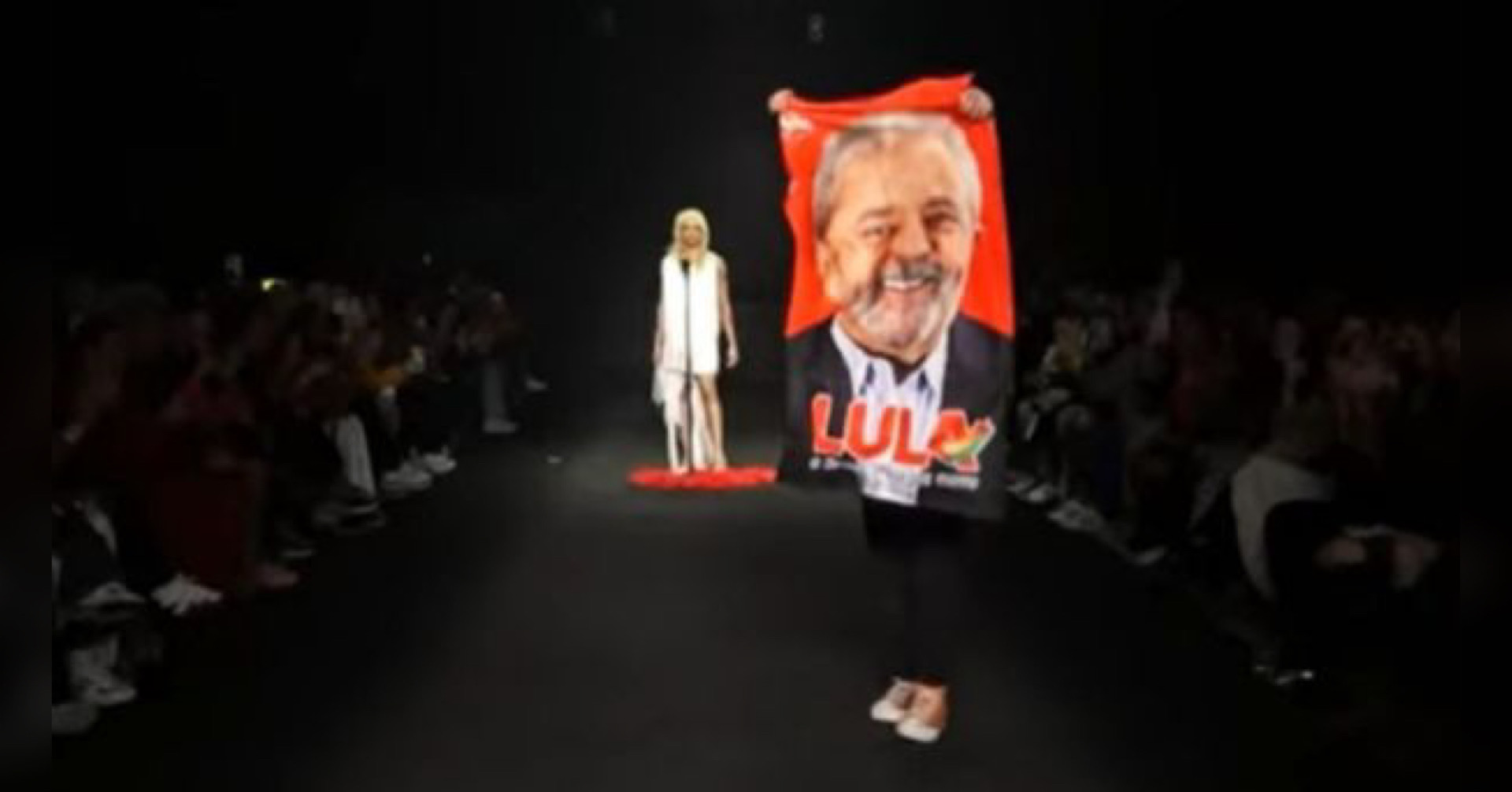 VÍDEO: Público delira com toalha de Lula no encerramento da São Paulo Fashion Week