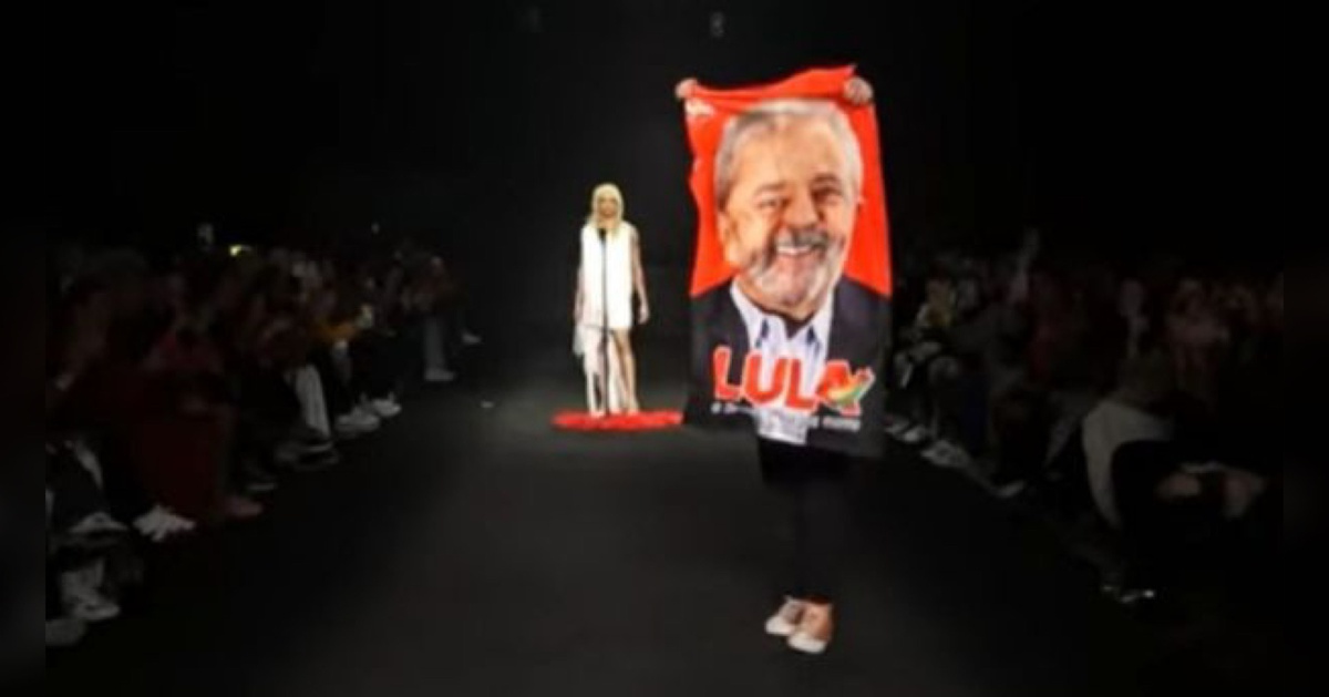 Estilista Célio Dias com toalha de Lula, na SPFW
