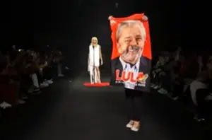 Estilista Célio Dias com toalha de Lula, na SPFW(Divulgação)