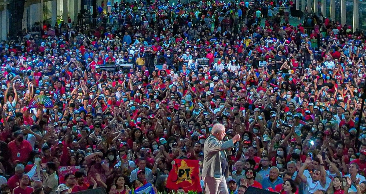 Multidão acompanha discurso de Lula em Alagoas