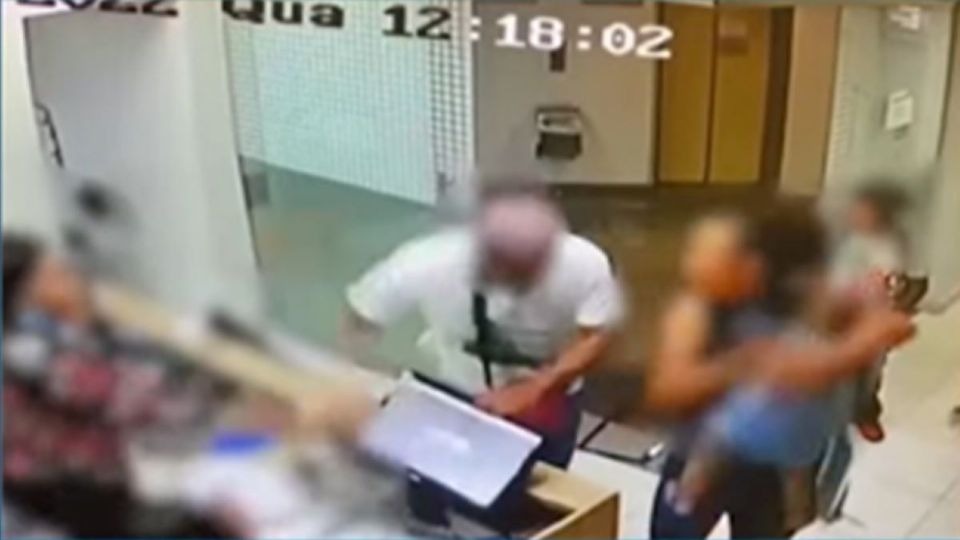 VÍDEO: Casal quebra clínica e diz que dentista “botou chip em mulher e a monitora”