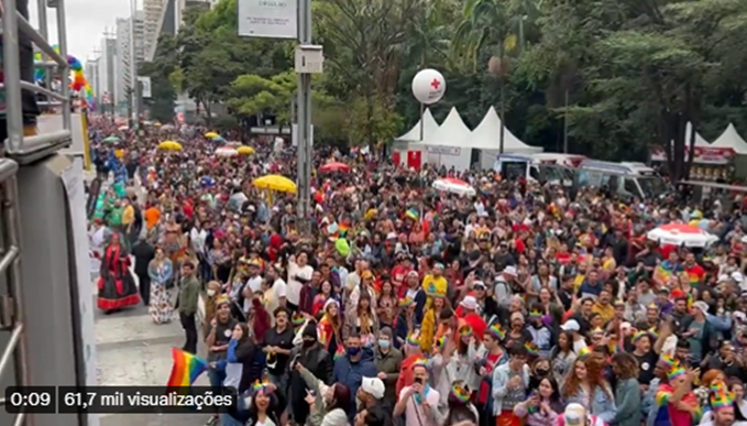 Na Paulista manifestantes entoam: "Ei, Bolsonaro, vai tomar no .."